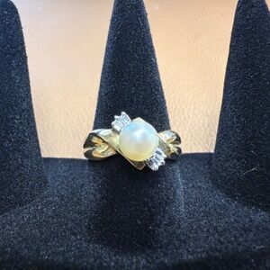 Pearl and Diamonds Ring 10K Yellow Gold 2.7 Grams  Size 7